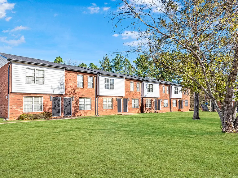 Country Club Apartments — Photo 24