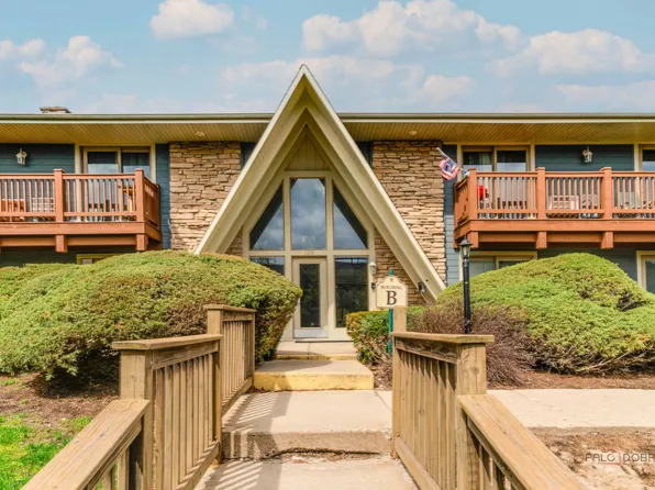 300 Opatrny Dr APT 224, Fox River Grove, IL 60021