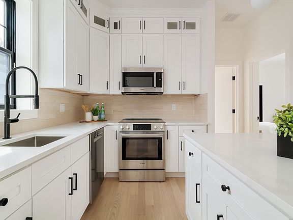 3rd image of 387 Norfolk St #3