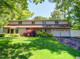 31 Halfcircle Dr, Holbrook, NY 11741