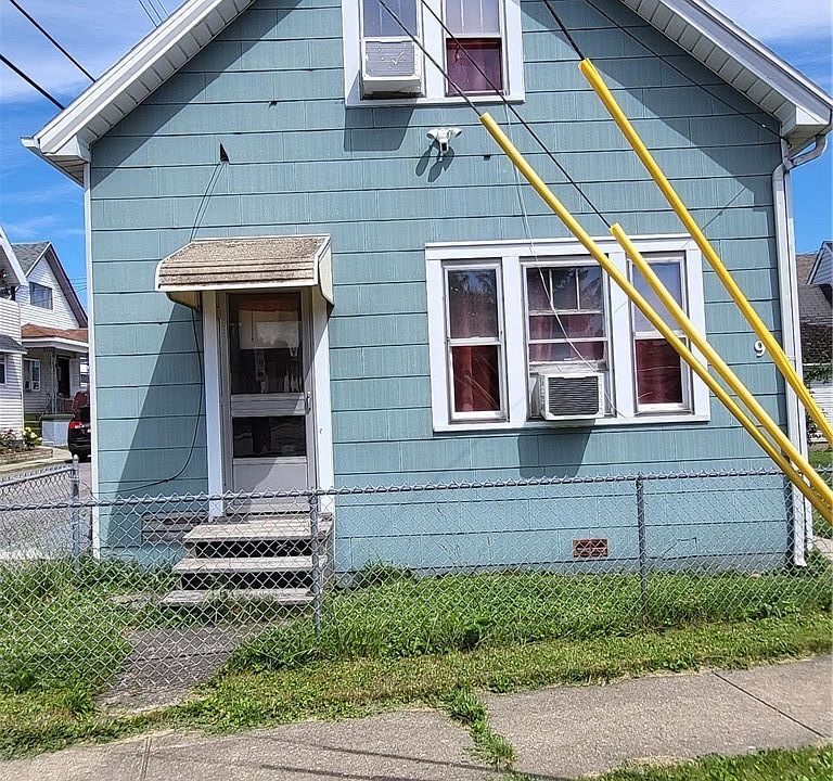 1st image of 884 E Eagle St