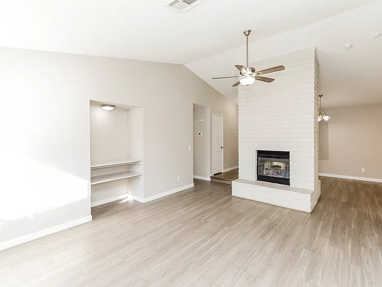 141 Emden Dr — Photo 5