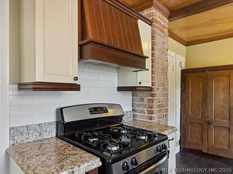 2704 E 13th St — Photo 11