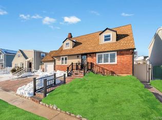 460 Roquette Ave, South Floral Park, NY 11001