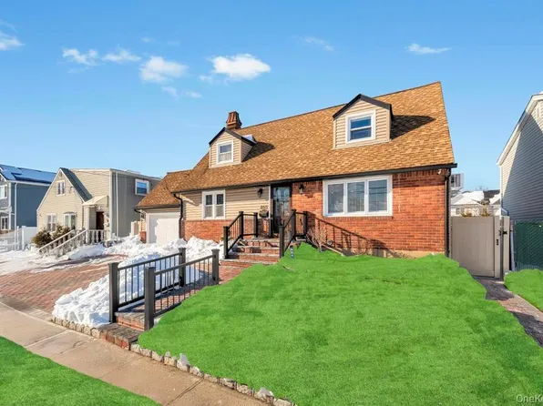 460 Roquette Avenue, Floral Park, NY 11001