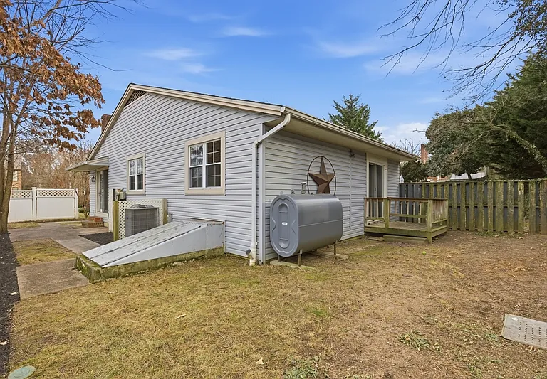 752 Ticonderoga Ave — Photo 17