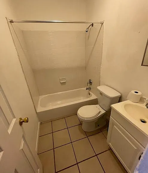 2148-50 N Carlisle Apt 3 - Bathroom