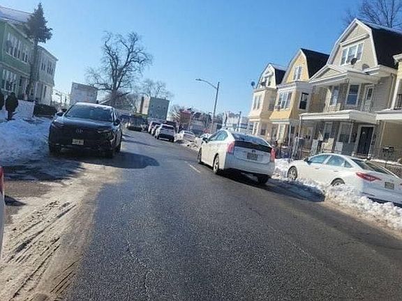 4th image of 558 S Clinton St