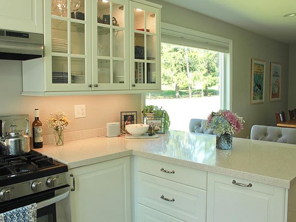 Breakfast bar (chairs can be included!)