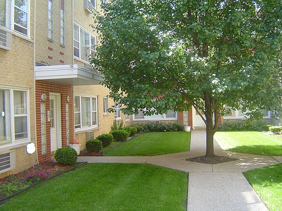 3rd image of 3201 W Berwyn Ave APT 2S