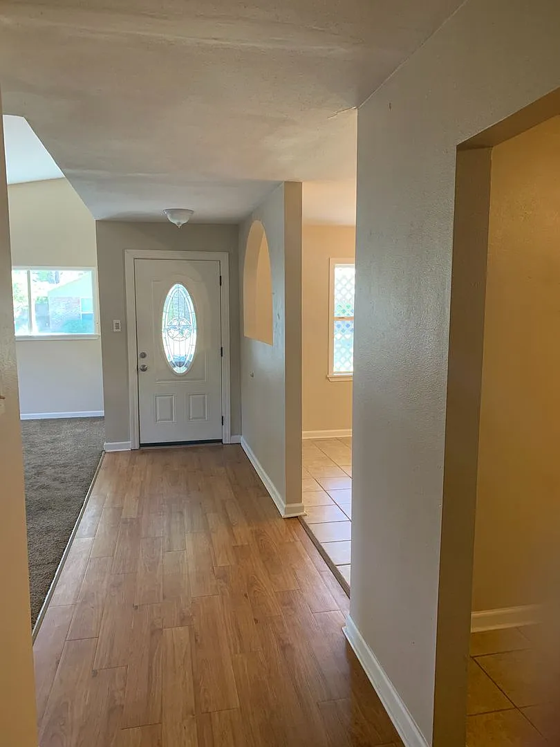 Lovely ranch style property with an inground pool — Photo 4