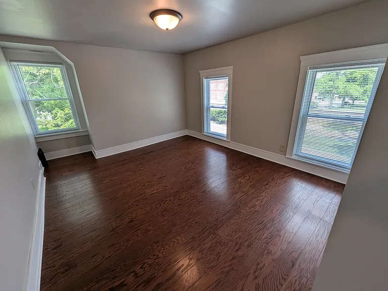 116 N East St — Photo 9