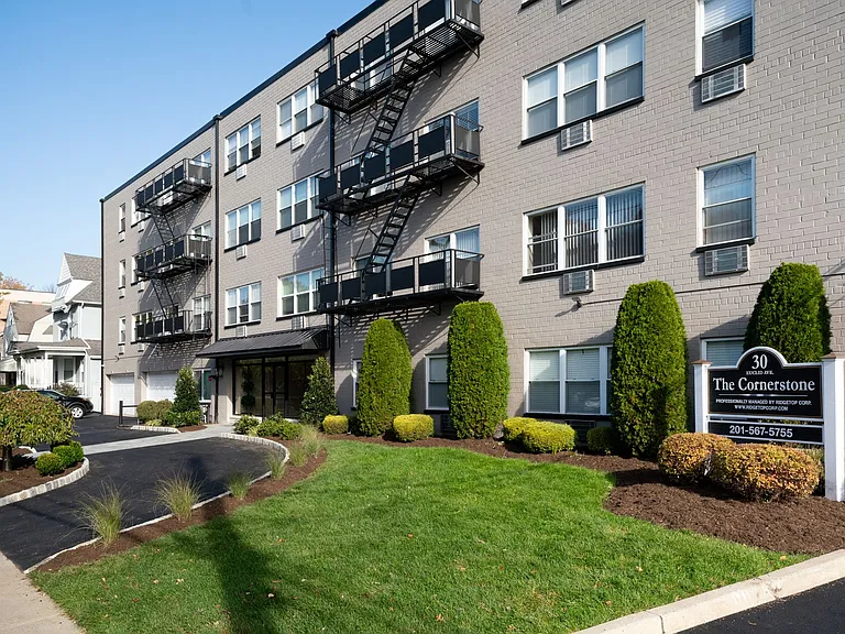 30 Euclid Ave — Photo 2