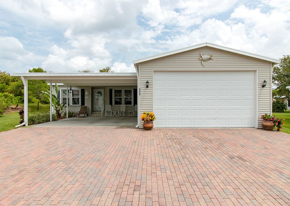 View of front incl driveway