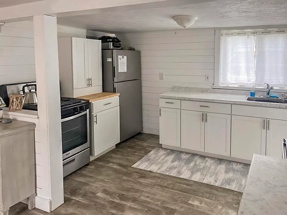 4 bed, 1.0 bath, 864 sqft, $2,600 — Photo 2