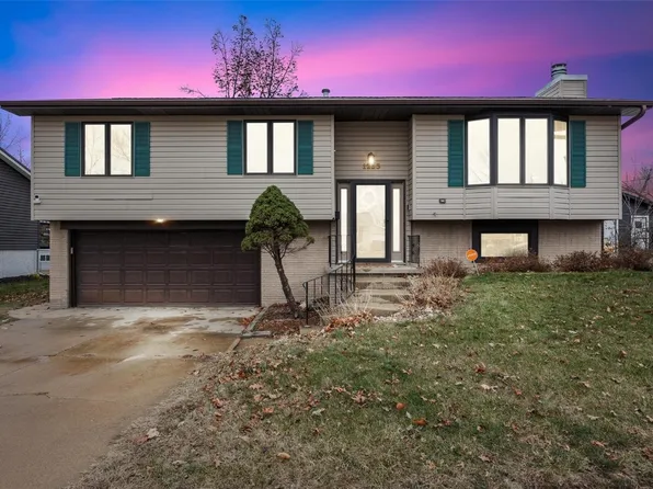 1235 Emmons St, Hiawatha, IA 52233