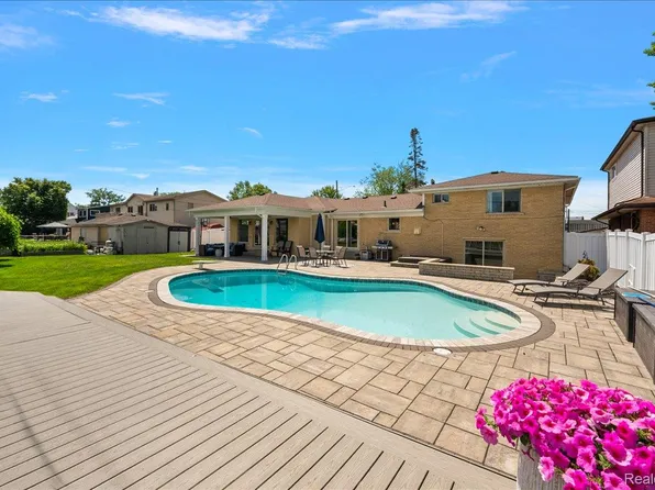 22461 Benjamin St, Saint Clair Shores, MI 48081