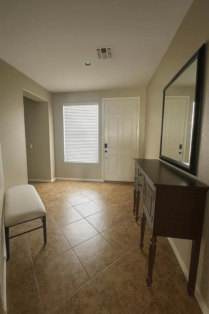3 bed, 2.0 bath, 2196 sqft, $3,200 — Photo 3