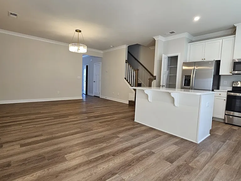 53 Connaught Ct — Photo 6