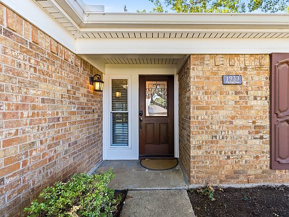 2nd image of 1933 Pin Oak Dr