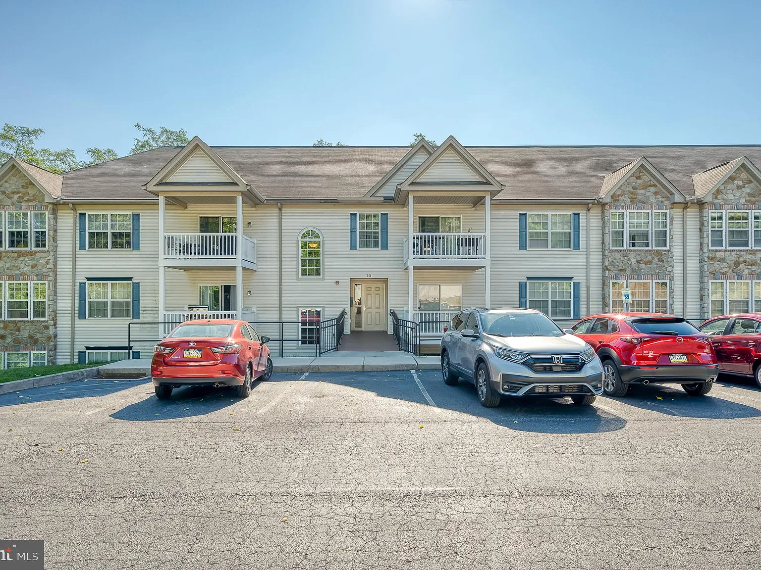 2 bed, 2.0 bath, 1175 sqft, $1,895 — Photo 2