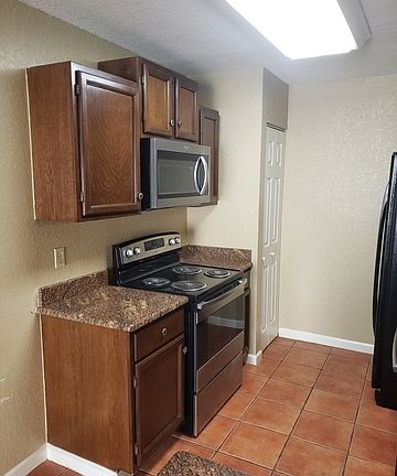 3rd image of 5527 Dashing Creek St
