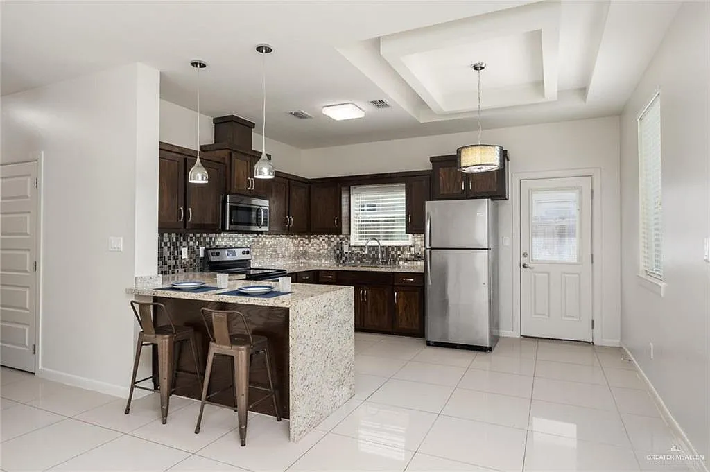 2 bed, 2.0 bath, 965 sqft, $1,200 — Photo 3