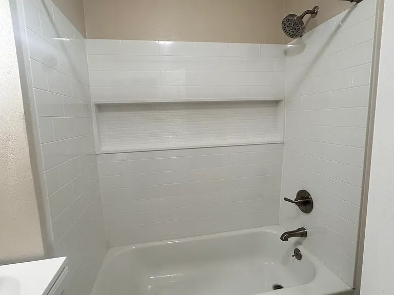 605 E 2nd St #4 — Photo 4