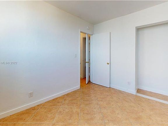 3rd image of 505 NE 30th St #Penthouse 6
