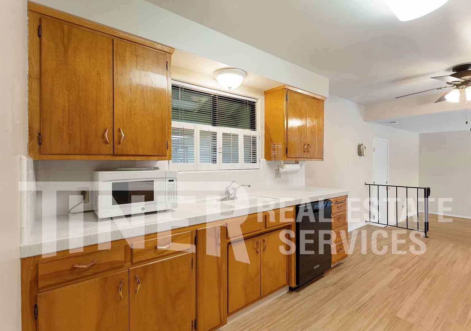 7304 Idle Wild Way - Tier 2 - Mid-Century Character in South Land Park Hills — Photo 4