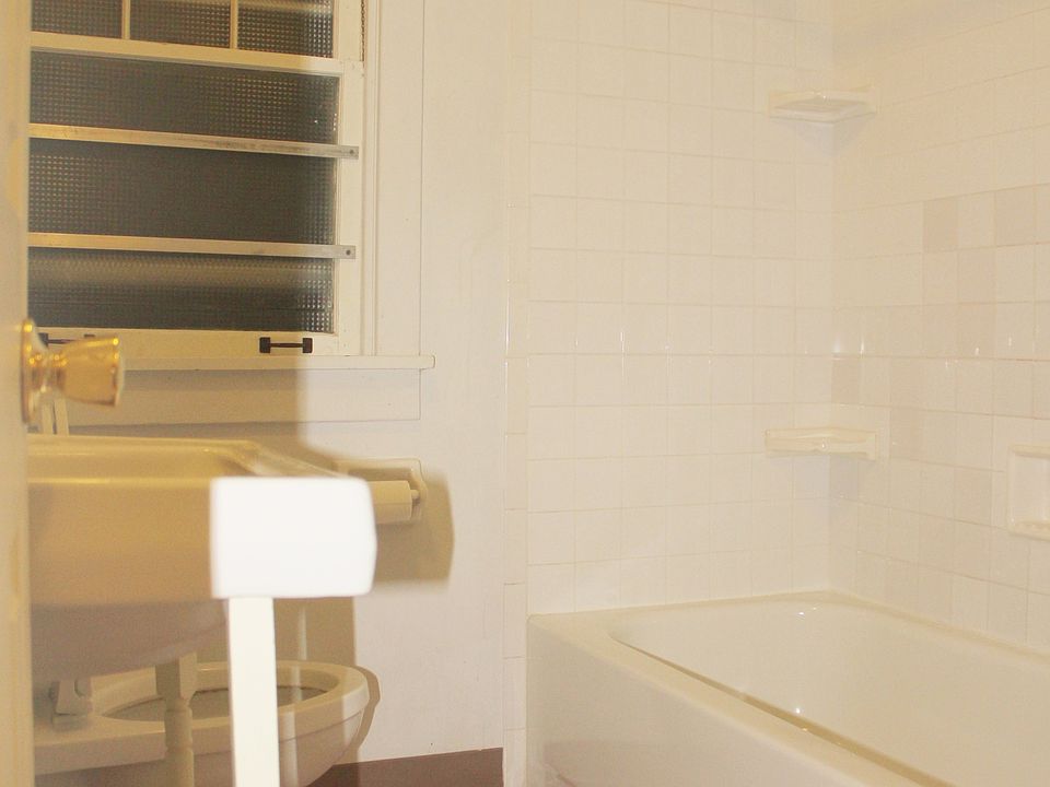 Bath tub/shower area