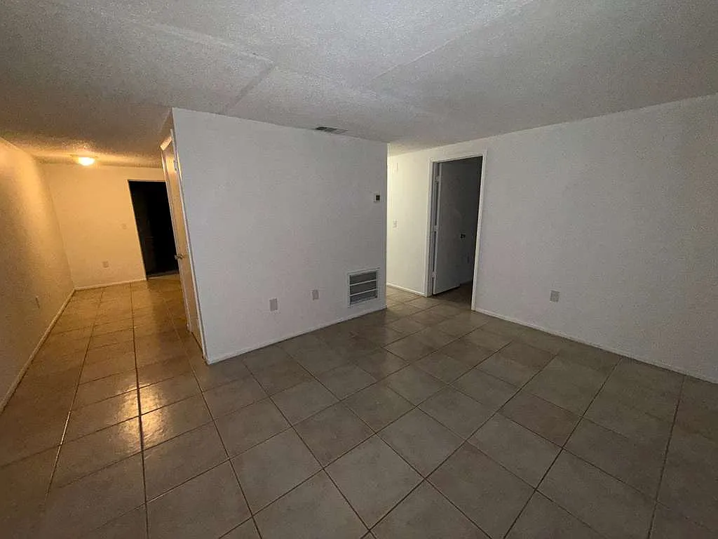 2 bed, 820 sqft, $1,400 — Photo 2