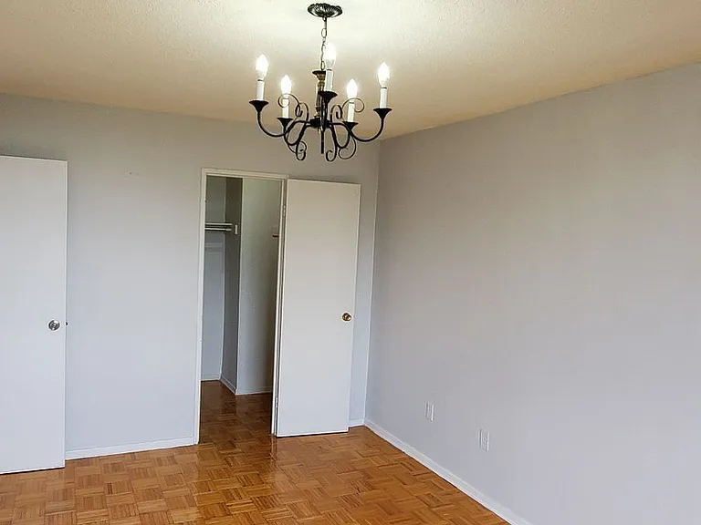 20 Edgecliff Golfway #1202 — Photo 5
