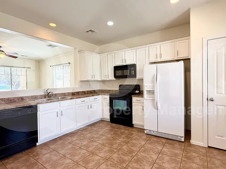 4502 E Oxford Ln — Photo 3
