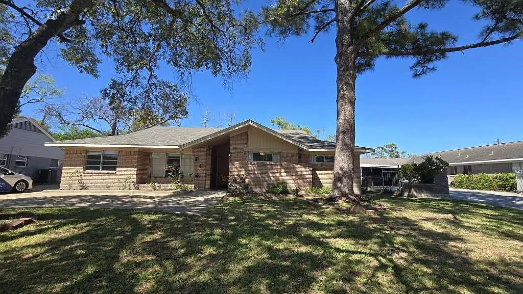 3 bed, 2.0 bath, 2225 sqft, $3,900 — Photo 1