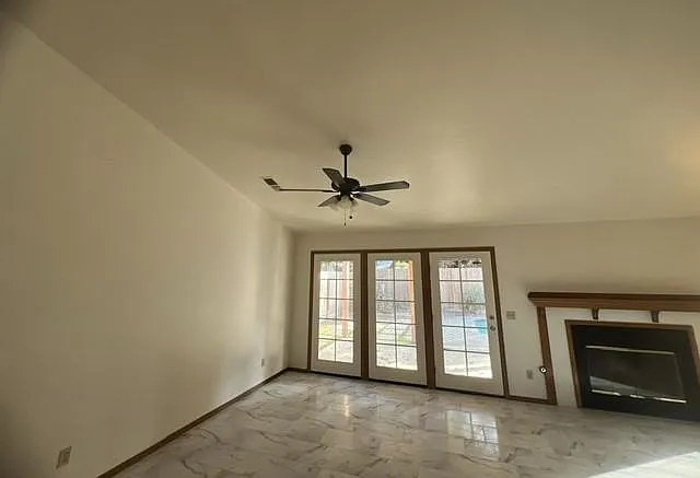 2122 N Clark Ct — Photo 12