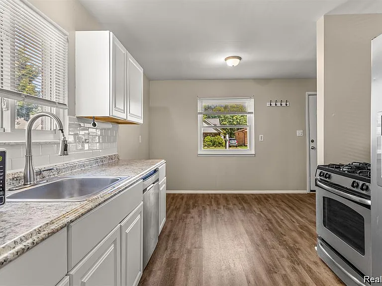 25469 Powers Ave — Photo 9