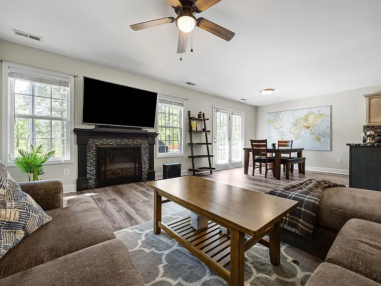 686 Colonial Hills Dr — Photo 21