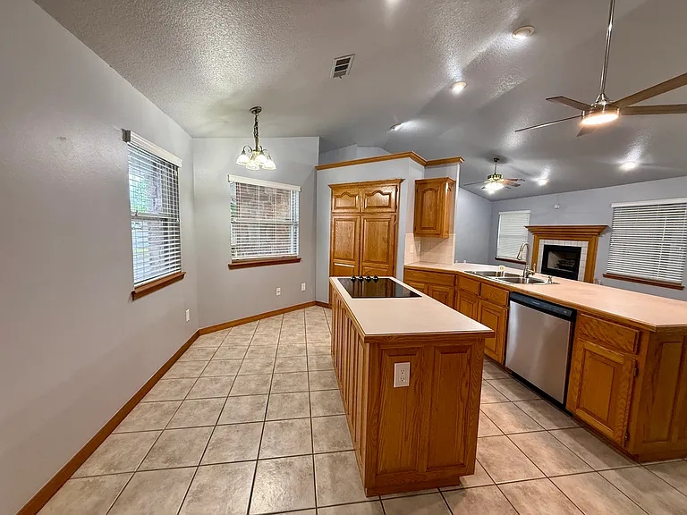 510 College Pl — Photo 16