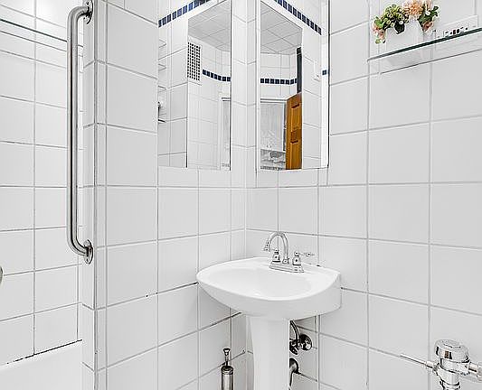 5th image of 212 E 77th St APT 2-B