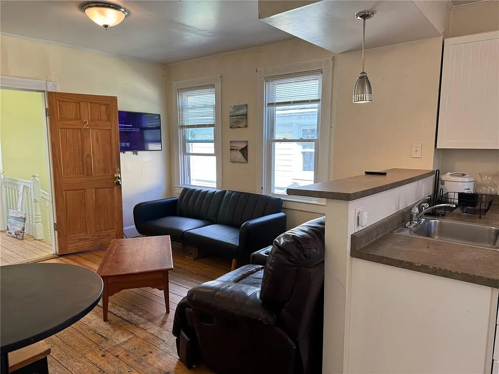 5 bed, 2.0 bath, 1765 sqft, $4,000 — Photo 3
