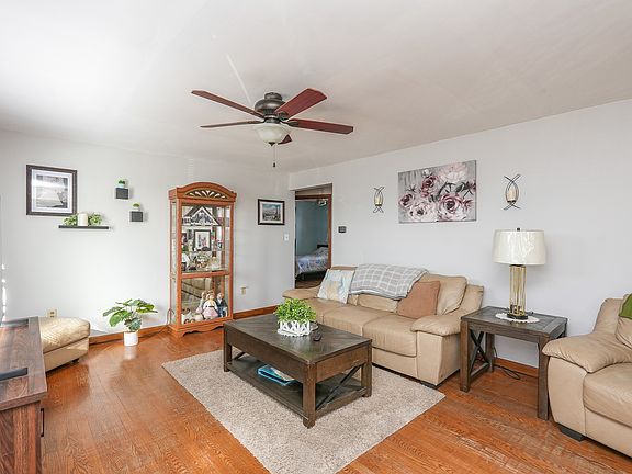 4th image of 260 W Country Ct