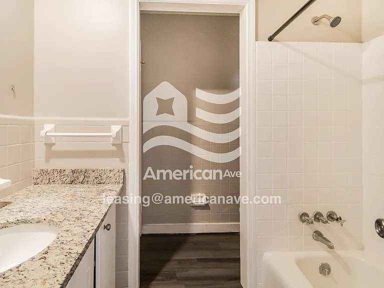 1563431_013_bathroom_13677940.jpg