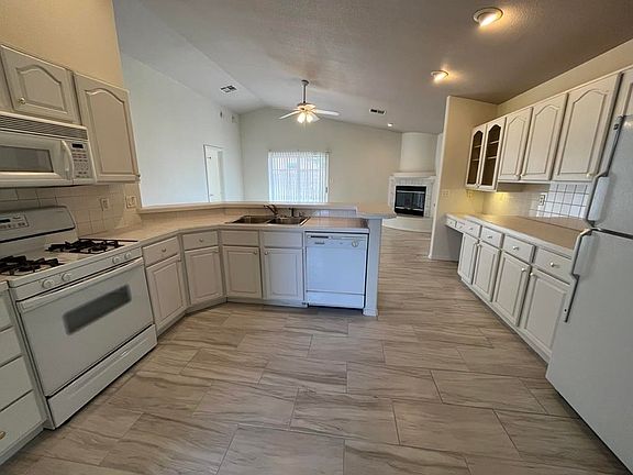 3rd image of 838 Mimosa Ave