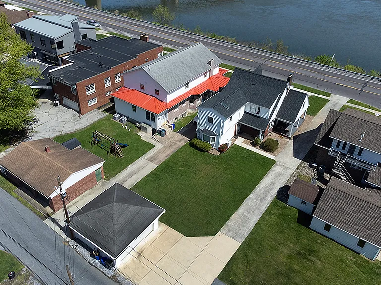 406 N Front St — Photo 2