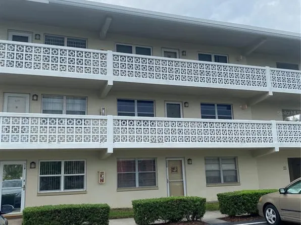 8101 11th St N APT 220, Saint Petersburg, FL 33702
