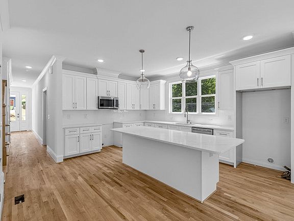5th image of 518 1/2 Heather Dr