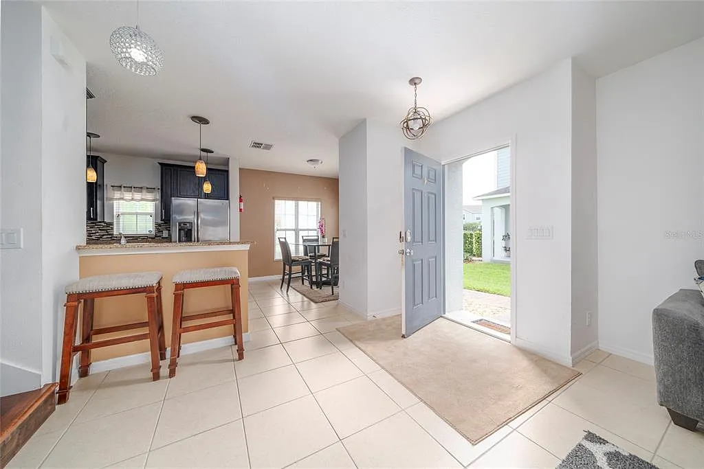 3 bed, 2.5 bath, 1646 sqft, $2,100 — Photo 3