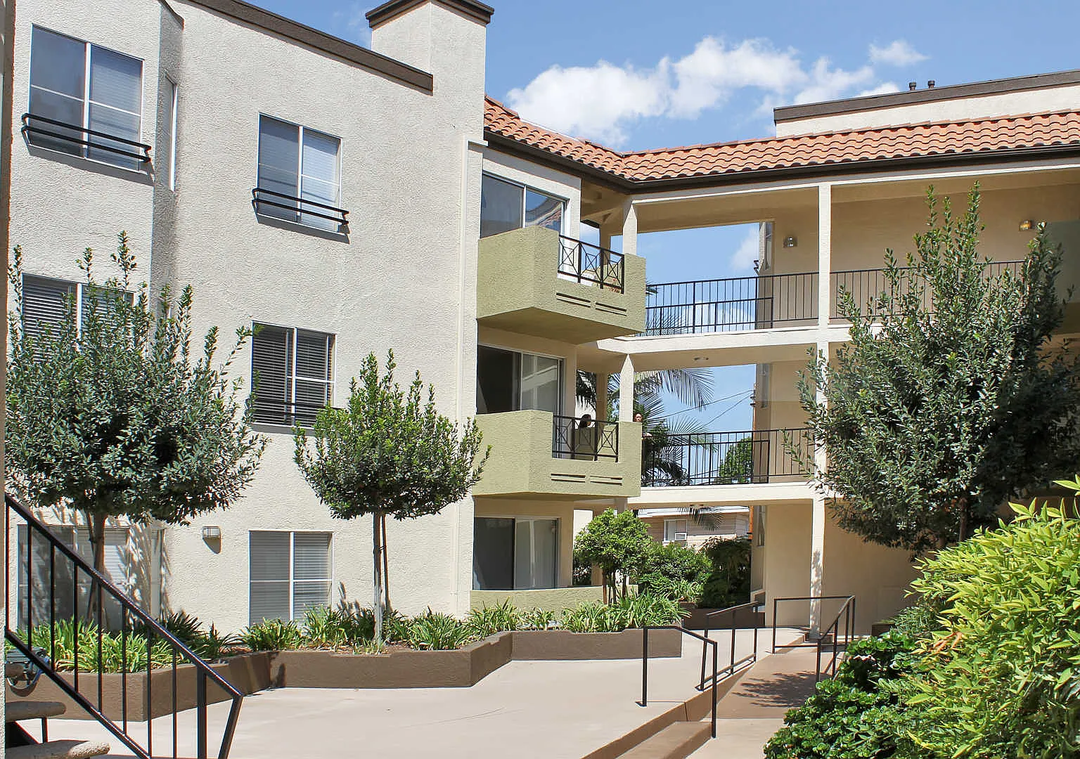Kenwood Mews — Photo 4
