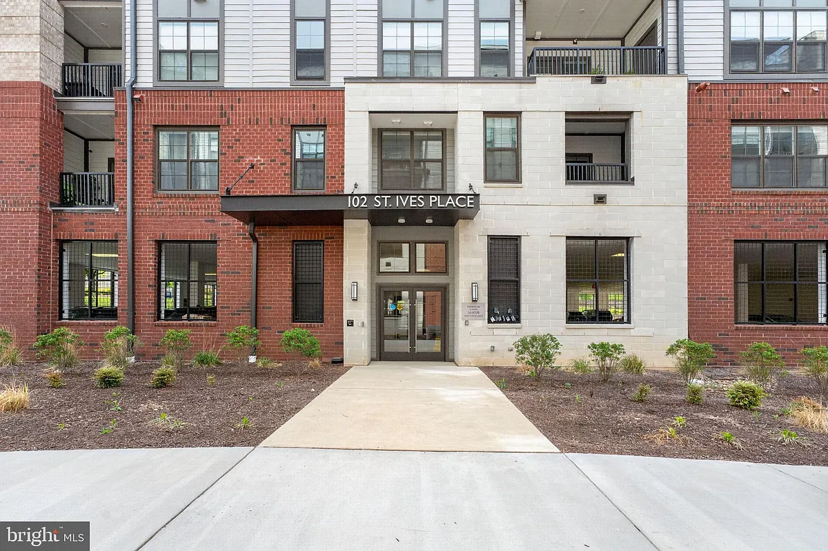 Building Photo - 102 Saint Ives Pl #305